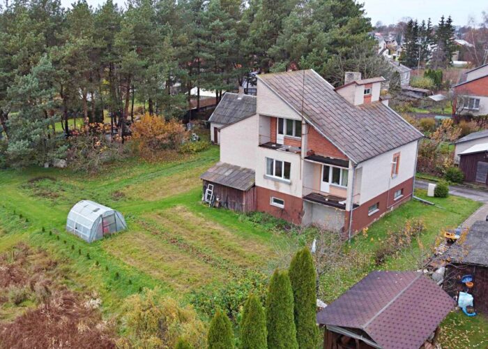Parduodamas jaukus dviejų aukštų namas su pušynėliu Švyturio g., Biržuose