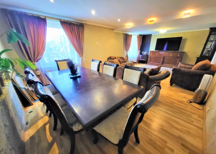 Parduodamas dviejų aukštų mūrinis namas Dzūkų g., Radviliškyje